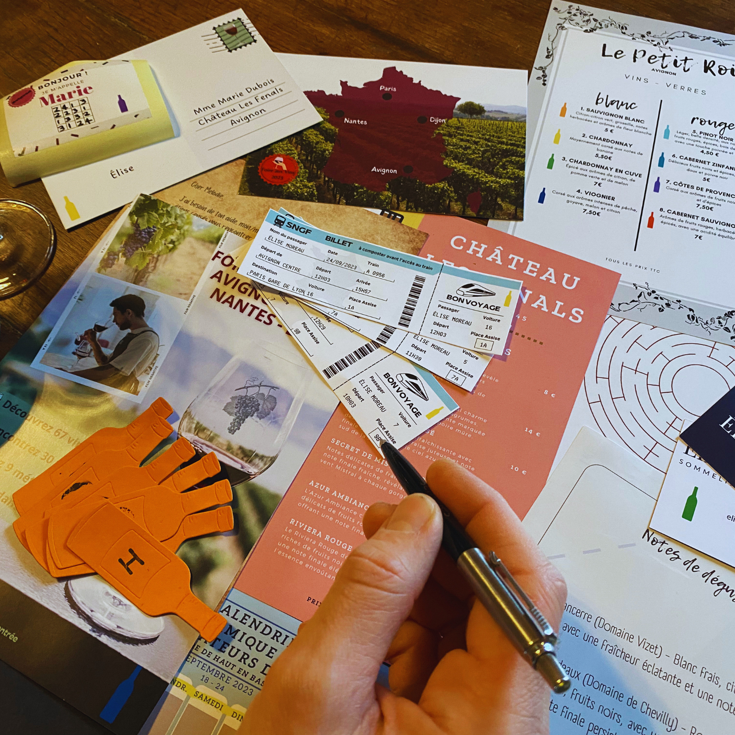 Escape game Intrigue dans les vignes les mains avec un stylo - soirée en amoureux