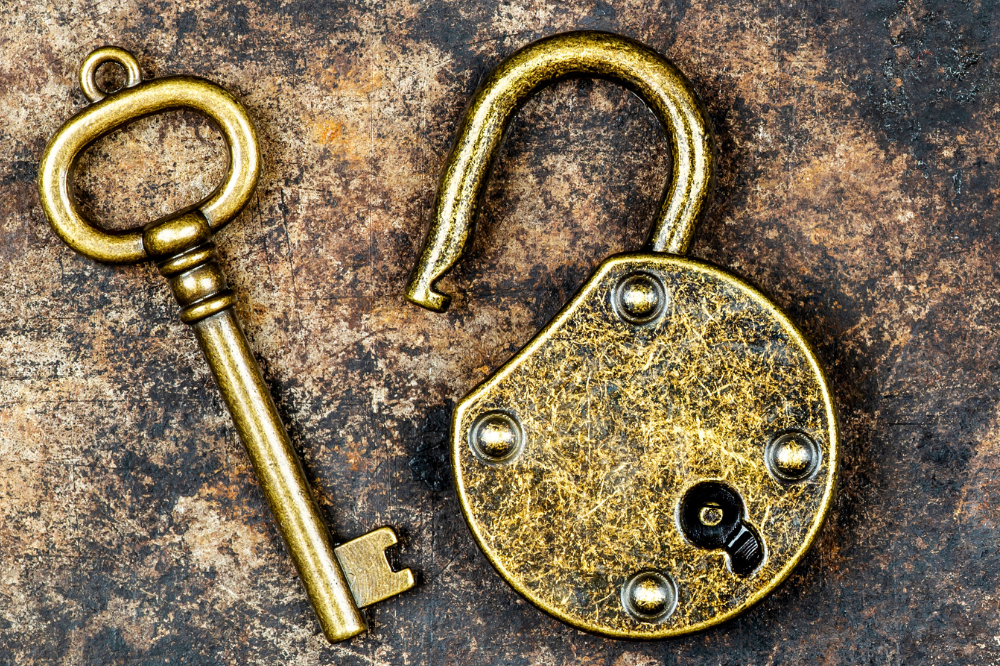 Un visuel de cadenas et clé pour l'étape finale : saisir le code secret en ligne pour savourer la victoire et réussir l'évasion.